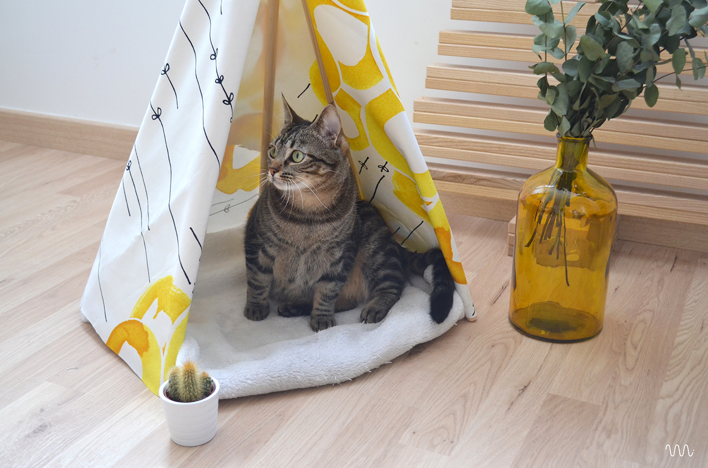 Tipi pour chat maison : voici comment le fabriquer avec du tissu et des  baguettes en bois